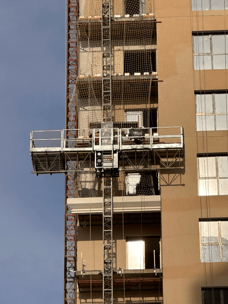 ALPMAKSAN P1500 single-mast climbing work platform on a building facade