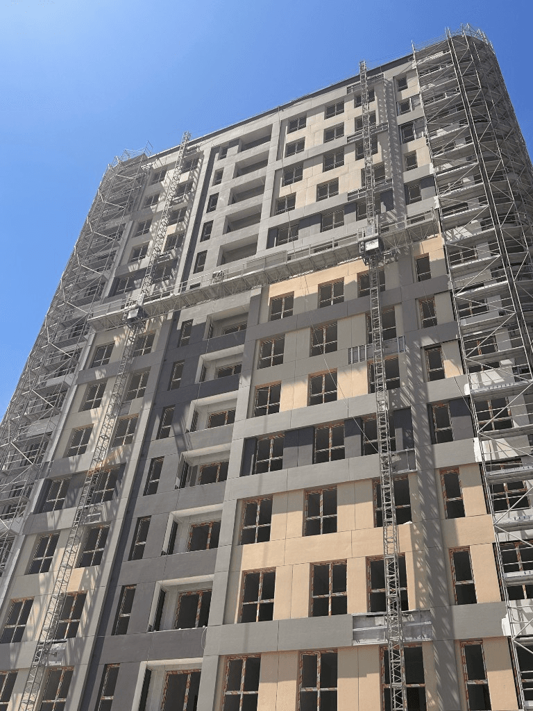 ALPMAKSAN P3000 double-mast climbing work platform on a high-rise facade